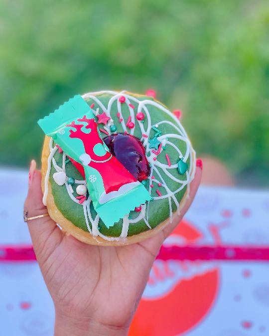NEW CHRISTMAS DOUGHNUT ALERT‼️
Same box but we update it, as u can see ?? swipe to see more? details 
You ll Find 'Santa Baby' i