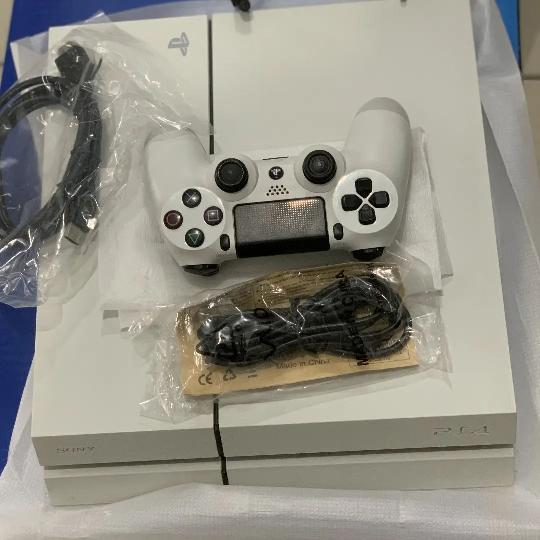 ps4fat used uk

5 games installed
2 controller
tsh 680,000/=

call 0764790659