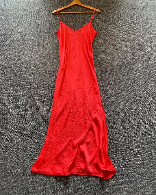 Silk dress
Size 8
30,000