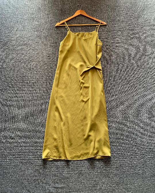 Silk dress
Size 8-10
35,000
