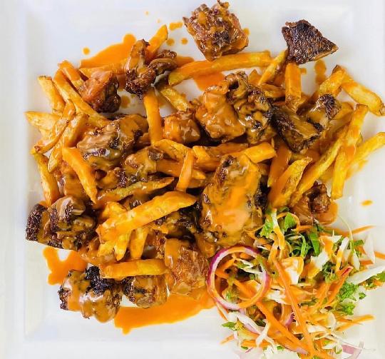 Lunch ya Leo: Flavor Town platter . 

Hii ni Kuku pamoja na nyama ya Ng’ombe ziliokaangwa  pamoja na Fries kisha yawekewa Sauce 