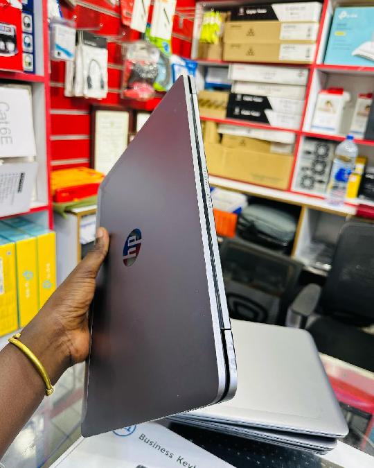 Hp slim Safi bei 750000 touchscreen 
Core i5 ram 8GB ssd 256GB
Free bag + free mouse + free earphones
Refublished with 6 months 