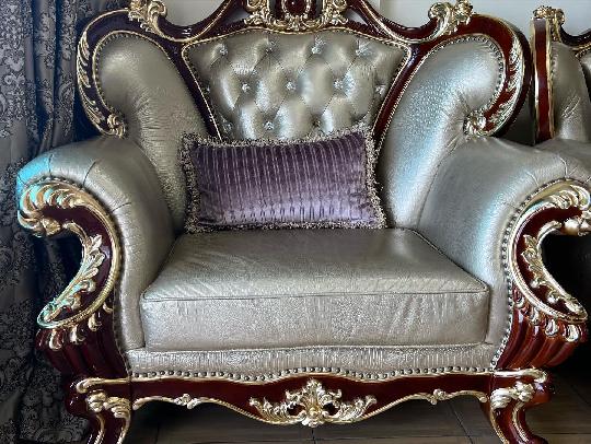 Classic Royal Gold and Silver Leaf Sofa Set with centre table…. Imported.. Excellent Condition ??
.
9 seaters.. 3+2+2+1+1
.
Genu