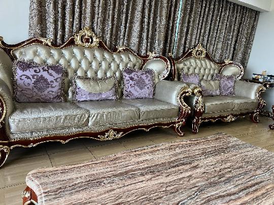 Classic Royal Gold and Silver Leaf Sofa Set with centre table…. Imported.. Excellent Condition ??
.
9 seaters.. 3+2+2+1+1
.
Genu