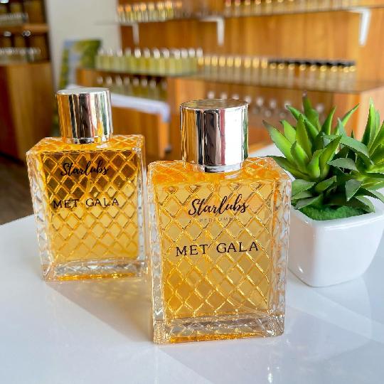 MET GALA ??
Such a satisfying perfume for both men and women .This bomb is accompanied by Spicy and warm notes of vanilla,sweet 