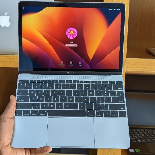 MacBook 12-Retina 2017,
Intel (R) Core i5,
8 GB RAM Speed,
512 GB SSD Storage,
Color:- SPACE GRAY

Price:+ Only Kwa 1,250,000/= 