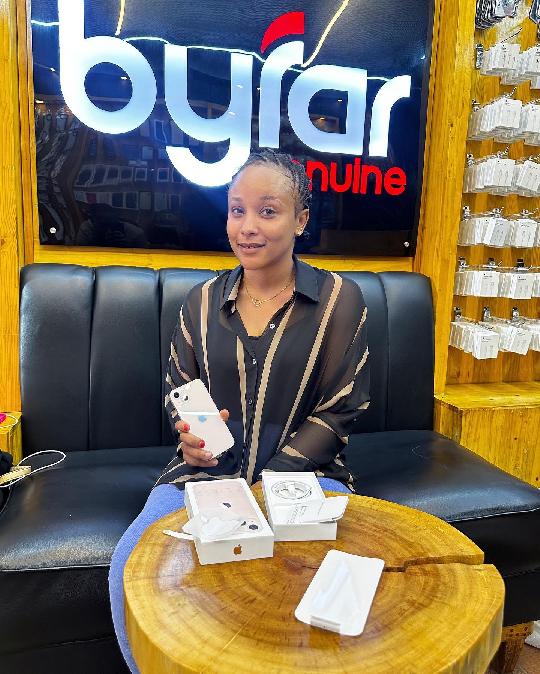 Our Beautiful customer mumtaz_mamuu unboxing brand new iPhone 13 plain just for 1,680,000/=
-
▪️Top up and Exchange allowed✔️
▪️