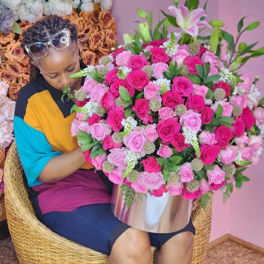 Nice Nice Beautiful Arrangement available Now in Our Shop, 
DON'T HESITATE TO PRESS YOUR ORDERS ?

Place your Orders Now.
For En