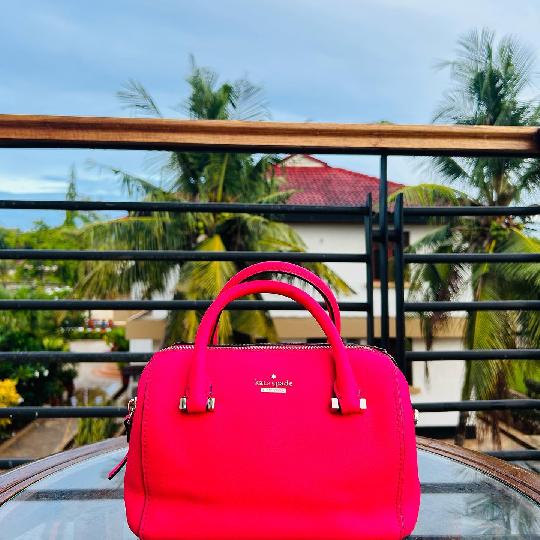 New Merch Alert ?
Status: AVAILABLE 
Brand: KATE SPADE
Style: Handbag
Colour: ?? Pink (Genuine Leather)
Price: 45,000/= Tzs

•
•