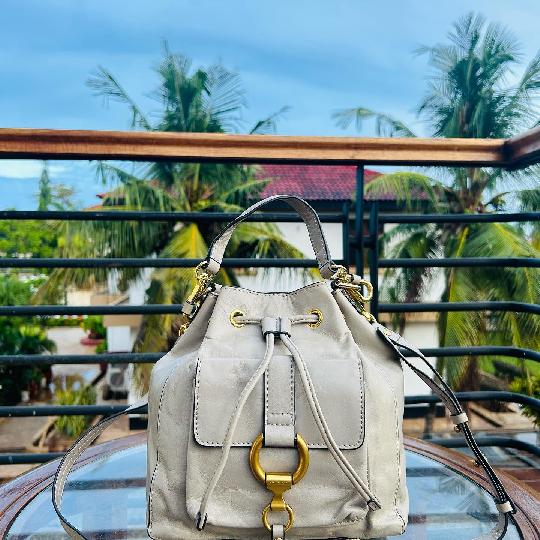 New Merch Alert ?
Status: AVAILABLE 
Brand: LE PAGAYO
Style: Bucket Bag
Colour: ?? Nude (Genuine Leather)
Price: 45,000/= Tzs

•