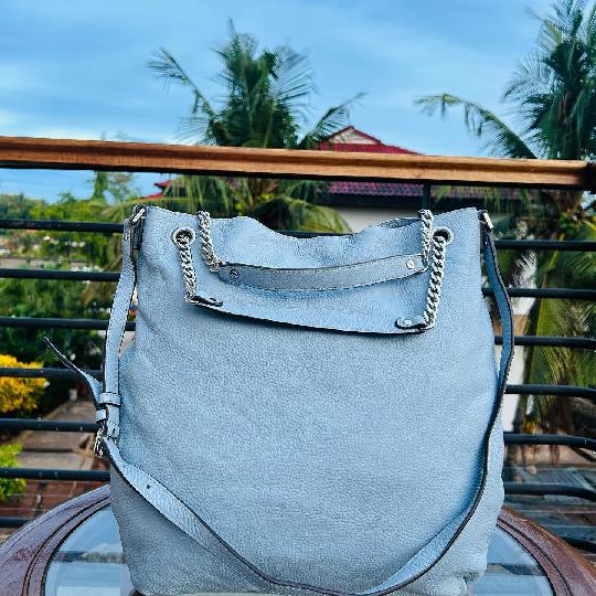 New Merch Alert ?
Status: AVAILABLE 
Brand: MICHAEL KORS
Style: Handbag
Colour: ?? Blue (Genuine Leather)
Price: 50,000/= Tzs

•