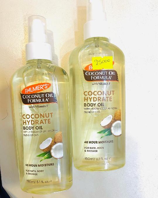 Palmers Coconut  Oil Mafuta Mazuri ya Maji
?Yanang'arisha
?Hayachubui
?Yana Vitamin E ya kutosha for skin Repairing
?Yanafaa kwa