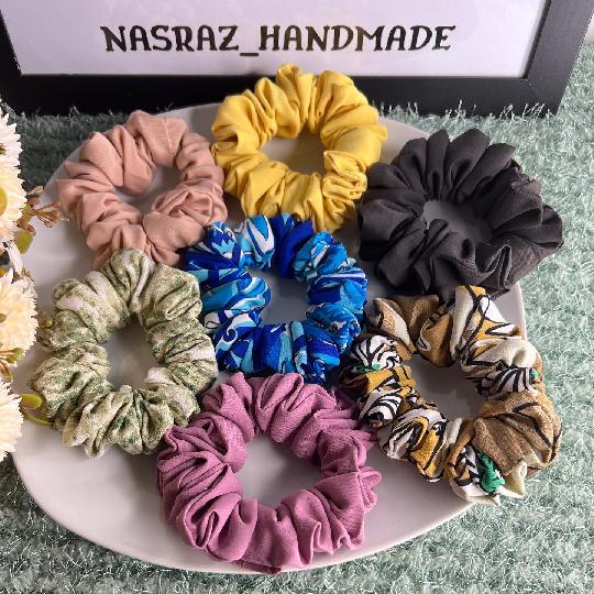 OUR BEST SELLER 
TO BE RESTOCKED SOON
NASRAZ SCRUNCHIE 
STATUS; SOLD❌
MATERIAL; ENGLISH SATIN
RETAIL PRICE ; 1,000/=
SIZE; SMALL