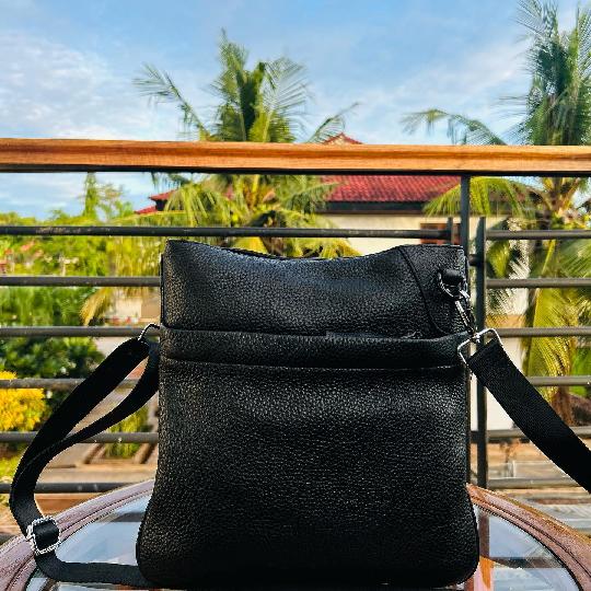 New Merch Alert ?
Status: RESERVED 
Brand: BURBERRY
Style: Messenger Bag
Colour: ?? Black (Genuine Leather)
Price: 45,000/= Tzs
