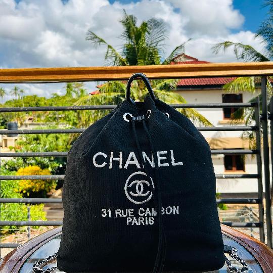 New Merch Alert ?
Status: AVAILABLE
Brand: CHANEL
Style: Backpack ?
Colour: ?? Black
Price: 50,000/= Tzs

•
•
Kindly DM to purch