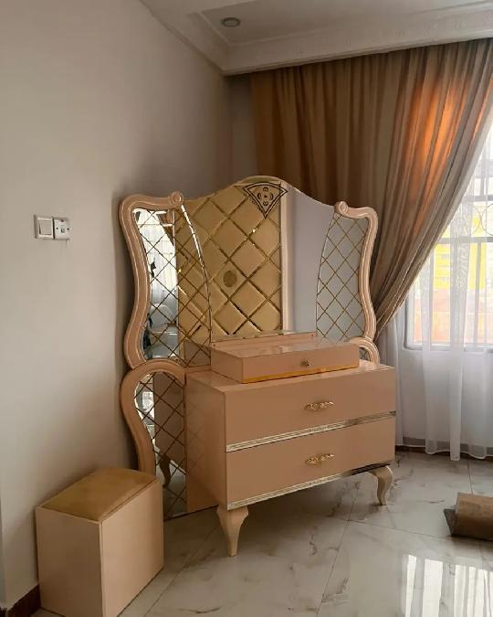 Saleeeeeeee!
Full set royal furniture
Almost new...
Luxury bed, dressing tables, bed boards, Cup board..from Turkey
Price: 7M
Wa
