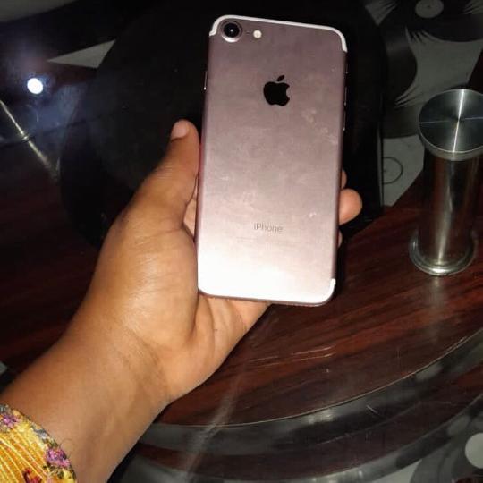 iPhone 7 plain gb 32? Clean  sanaa everything works perfectly fine only for 230k seems like a good day to live up your self with