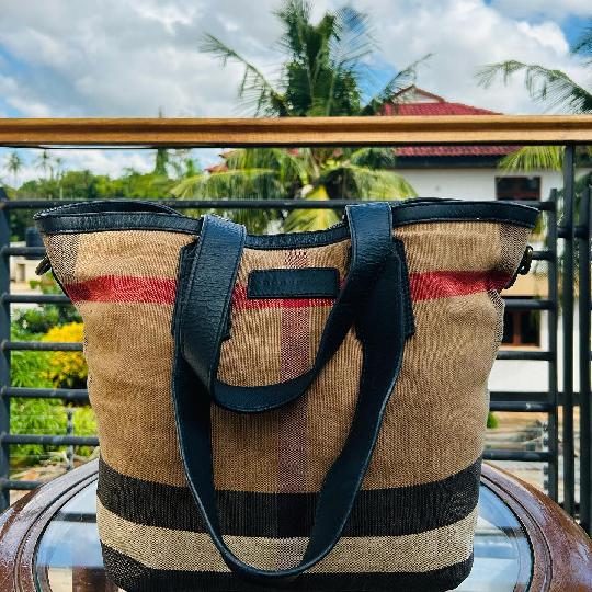 New Merch Alert ?
Status: SOLD
Brand: BURBERRY
Style: Handbag
Colour: ?? Brown
Price: 50,000/= Tzs

•
•
Kindly DM to purchase