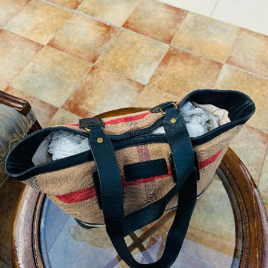 New Merch Alert ?
Status: SOLD
Brand: BURBERRY
Style: Handbag
Colour: ?? Brown
Price: 50,000/= Tzs

•
•
Kindly DM to purchase