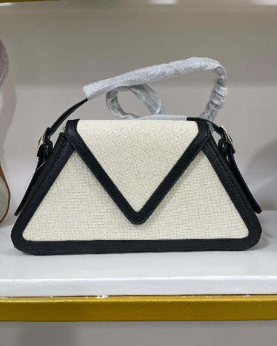 Handbag available ?
40,000tshs
Small size
Chambuu
Quality nzuri sana
?/whatsapp:0653016790
