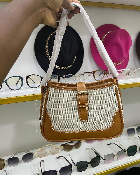 Handbag available ?
40,000tshs
Small size
Mikanda yake ni adjustable 
Quality nzuri sana
?/whatsapp:0653016790