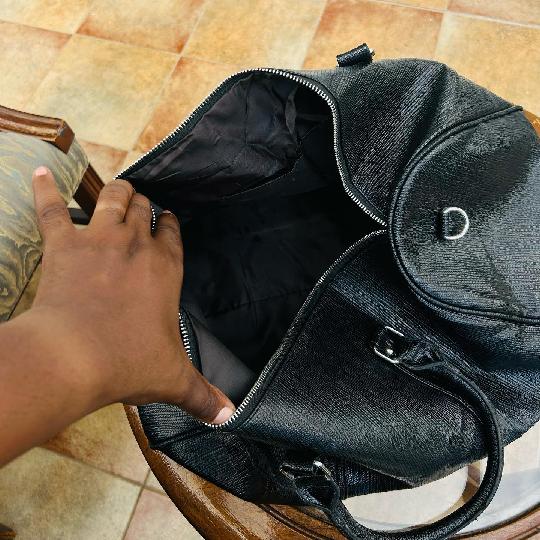 New Merch Alert ?
Status: SOLD
Brand: TREIN
Style: Duffel Bag
Colour: ?? Black (Genuine Leather) 
Price: 60,000/= Tzs

Fits upto