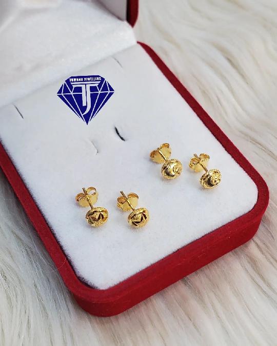 Pure Gold Top Earings 21k Available
PRICE?

LEFT:1.8g=342,000

RIGHT:2.0g=380,000

Call/whatsap 0652562875/0717373330

TUPO SINZ