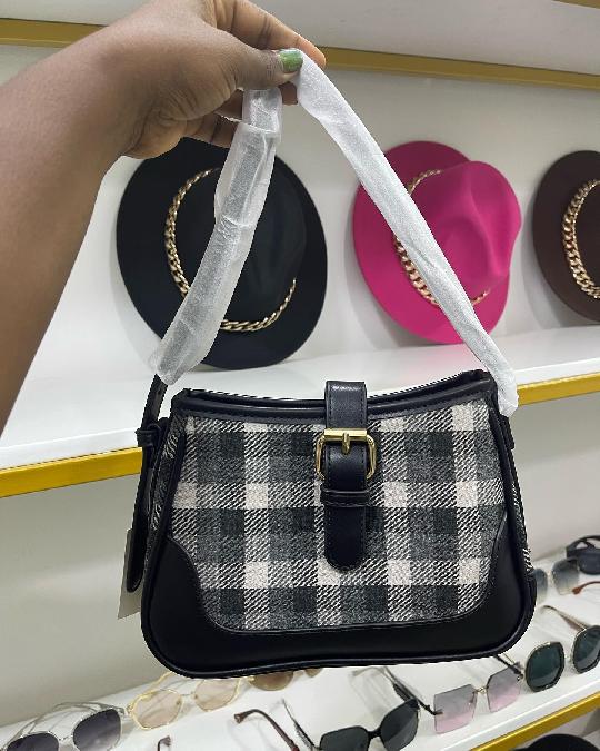 Handbag available ?
40,000tshs
Small size
Mikanda yake ni adjustable 
Quality nzuri sana
?/whatsapp:0653016790