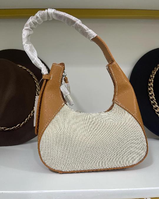 Handbag available ?
45,000tshs
Small size
Mikanda yake ni adjustable 
Quality nzuri sana
?/whatsapp:0653016790