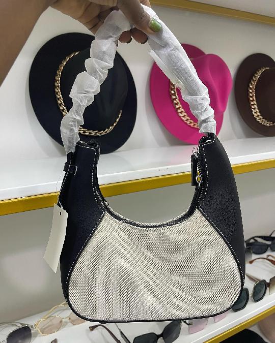 Handbag available ?
45,000tshs
Small size
Mikanda yake ni adjustable 
Quality nzuri sana
?/whatsapp:0653016790