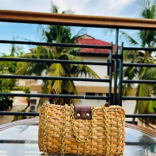 New Merch Alert ?
Status: AVAILABLE 
Brand: KAYU
Style: Purse
Colour: ?? Brown (Woven) 
Price: 45,000/= Tzs

•
•
Kindly DM to pu
