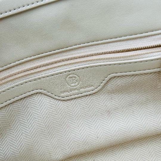 New Merch Alert ?
Status: SOLD
Brand: BOLSOSA ALICIA
Style: Purse
Colour: ?? Off White (Genuine Leather)
Price: 45,000/= Tzs

•
