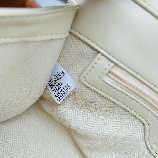 New Merch Alert ?
Status: SOLD
Brand: BOLSOSA ALICIA
Style: Purse
Colour: ?? Off White (Genuine Leather)
Price: 45,000/= Tzs

•
