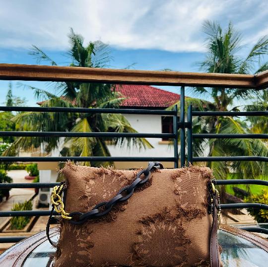 New Merch Alert ?
Status: SOLD
Brand: LEMANDOS & PRODUCE
Style: Purse
Colour: ?? Brown
Price: 45,000/= Tzs

•
•
Kindly DM to pur
