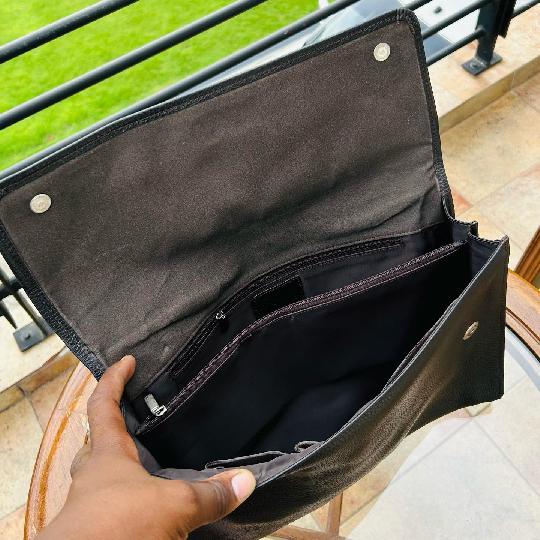 New Merch Alert ?
Status: RESERVED 
Brand: FION
Style: Folder Case
Colour: ?? Dark Brown (Genuine Leather)
Price: 45,000/= Tzs

