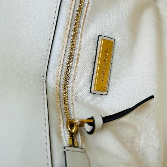 New Merch Alert ?
Status: SOLD
Brand: TORY BURCH
Style: Purse
Colour: ?? Off White (Genuine Leather)
Price: 50,000/= Tzs

•
•
Ki