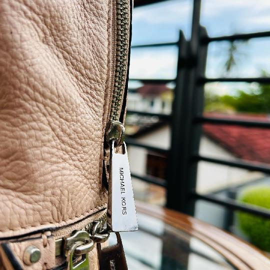 New Merch Alert ?
Status: AVAILABLE 
Brand: MICHAEL KORS
Style: Backpack 
Colour: ?? As Displayed (Genuine Leather)
Price: 50,00