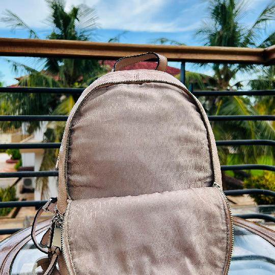 New Merch Alert ?
Status: AVAILABLE 
Brand: MICHAEL KORS
Style: Backpack 
Colour: ?? As Displayed (Genuine Leather)
Price: 50,00