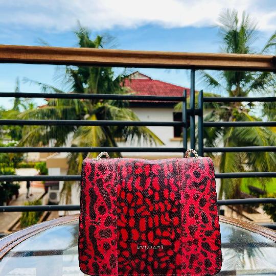 New Merch Alert ?
Status: AVAILABLE 
Brand: BVLGARI 
Style: Purse
Colour: ?? Red (Genuine Leather)
Price: 50,000/= Tzs

•
•
Kind