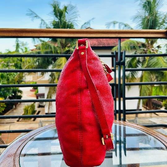 New Merch Alert ?
Status: AVAILABLE 
Brand: MICHAEL KORS 
Style: Handbag
Colour: ?? Red (Genuine Leather)
Price: 50,000/= Tzs

•