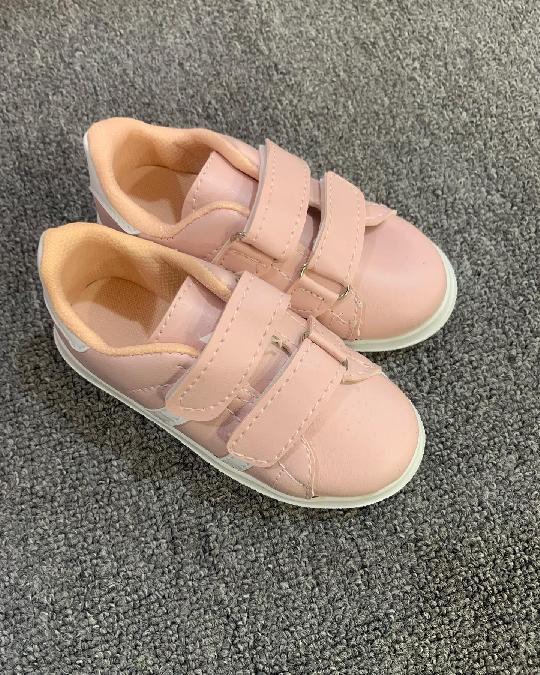 BABY SHOES 
PRICE:30000 
SIZE: 25-30
CALL/WHATSAPP:0764562943